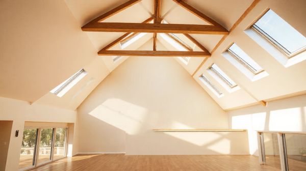 Les avantages d'explorer un showroom Velux pour votre toiture